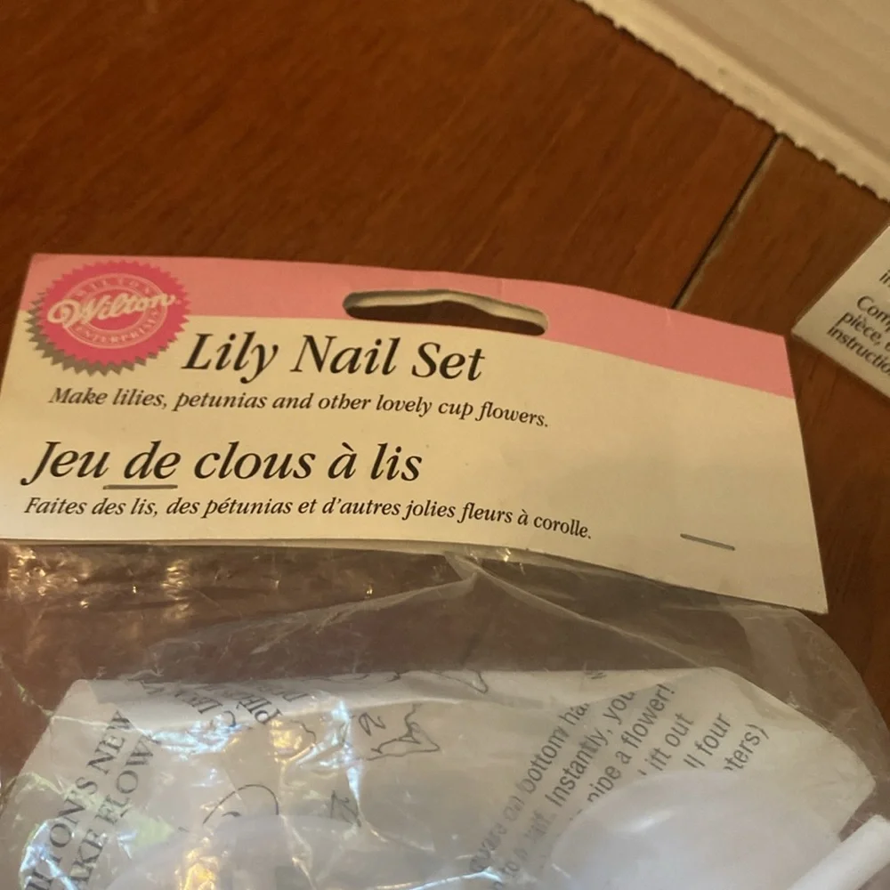 Wilton White Cake Toppers Calla Lily formers & nail set cake decorating